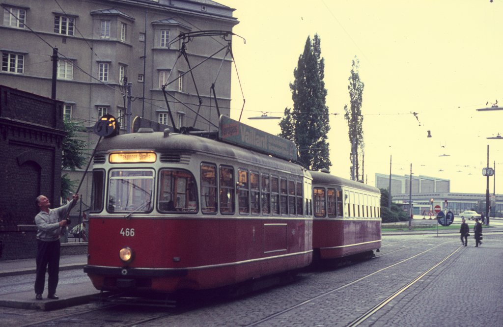 Wien Wiener Stadtwerke-Verkehrsbetriebe (WVB): Am frühen Morgen des 19. Juli 1974 ändert sich ein Zug der SL 78/ (L3 466 + c2/c3) in die Linie J Richtung Ottakringer Straße. Der Zug hält an der Haltestelle in der Fruethstraße am (Betriebs-)Bahnhof Erdberg, wo sich heute das Wiener Straßenbahnmuseum befindet. - Der Tw L3 466 entstand 1957 als Umbau vom L2 2579. Hersteller: Lohnerwerke. - Scan eines Diapositivs. Film: AGFA CT 18. Kamera: Minolta SRT-101. 