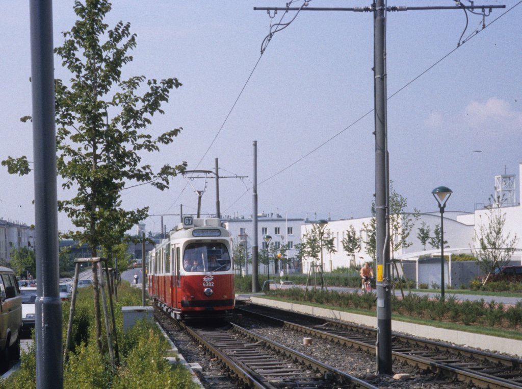 Wien Wiener Stadtwerke-Verkehrsbetriebe (WVB) SL 67 (E2 4302 (Bombardier-Rotax 1978)) X, Favoriten, Inzersdorf-Stadt, Otto-Probst-Straße im Juli 1992. - Scan eines Diapositivs. Film: Kodak Ektachrome ED-200. Kamera: Leica CL.