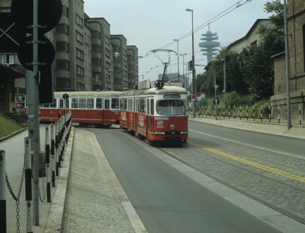 Wien Wiener Stadtwerke-Verkehrsbetriebe (WVB) SL T (E1 4529 (Bombardier-Rotax, vorm. Lohnerwerke, 1973) + c3 1235 (Lohnerwerke 1861)) III, Landstraße, Landstraßer Hauptstraße / Leberstraße im Juli 1982. - Scan eines Diapositivs. Film: Kodak Ektachrome. Kamera: Leica CL.