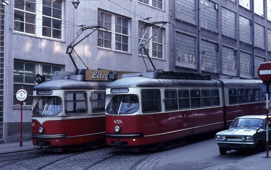 Wien Wiener Stadtwerke-Verkehrsbetriebe (WVB) SL 44 (E 4621 (SGP 1962)) / SL 10 (E1 4724 (SGP 1969)) XVII, Hernals, Dornbach, Paschingggasse / Hernalser Hauptstraße (Endstation Dornbach) am 28. Jänner 1974. - Scan eines Diapositivs. Film: Kodak Ektachrome. Kamera: Minolta SRT-101.