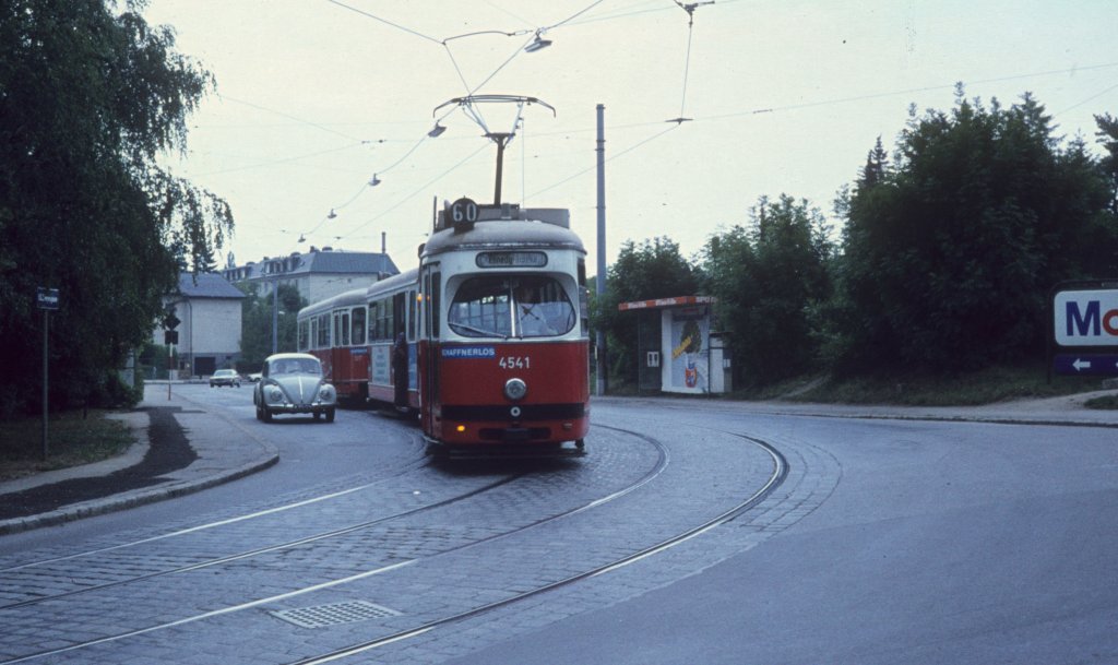 Wien Wiener Stadtwerke-Verkehrsbetriebe (WVB) SL 60 (E1 4541 (Bombardier-Rotax, vorm. Lohnerwerke, 1975)) XIII, Hietzing, Speising, Preyergasse im Juli 1977. - Scan eines Diapositivs. Film: AGFA Agfachrome 50. Kamera: Leica CL.