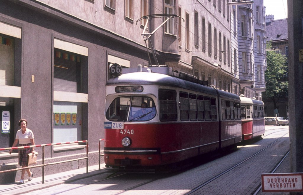 Wien Wiener Stadtwerke-Verkehrsbetriebe (WVB) SL 66 (E1 4740 (SGP 1971)) IV, Wieden, Graf-Starhemberg-Gasse am 16. Juli 1974. - Scan eines Diapositivs. Kamera: Minolta SRT-101.