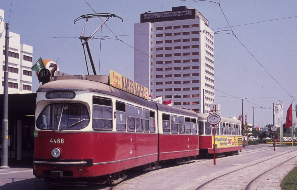 Wien Wiener Stadtwerke-Verkehrsbetriebe (WVB) SL 167 (E1 4468 (Lohnerwerke 1967)) X, Favoriten, Kurzentrum Oberlaa am 16. Juli 1974. - Scan eines Diapositivs. Kamera: Minolta SRT-101.