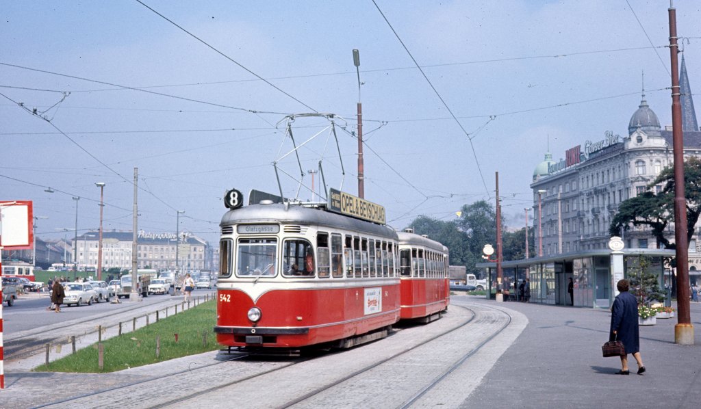 Wien Wiener Stadtwerke-Verkehrsbetriebe (WVB) SL 8 (L4 542 (SGP 1961)) VI, Mariahilf / XV, Rudolfsheim-Fünfhaus, Fünfhaus, Mariahilfer Gürtel / Mariahilfer Straße am 1. September 1969. - Scan eines Diapositivs. Film: Kodak Ektachrome.