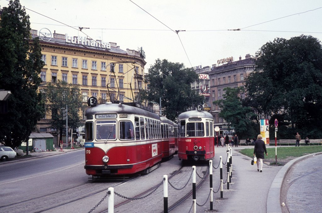 Wien Wiener Stadtwerke-Verkehrsbetriebe (WVB) SL E2 (L4 570 (SGP 1961) / SL G2 (E1 4666 (SGP 1967)) I, Innere Stadt / IV, Wieden, Friedrichstraße / Karlsplatz im August 1969. - Scan eines Diapositivs.