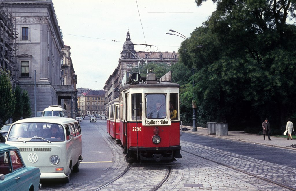 Wien Wiener Stadtwerke-Verkehrsbetriebe (WVB) SL J (K 2290 (Grazer Waggonfabrik 1913)) I, Innere Stadt, Rathauspark / Dr.-Karl-Renner-Ring im August 1969. - Scan eines Diapositivs.