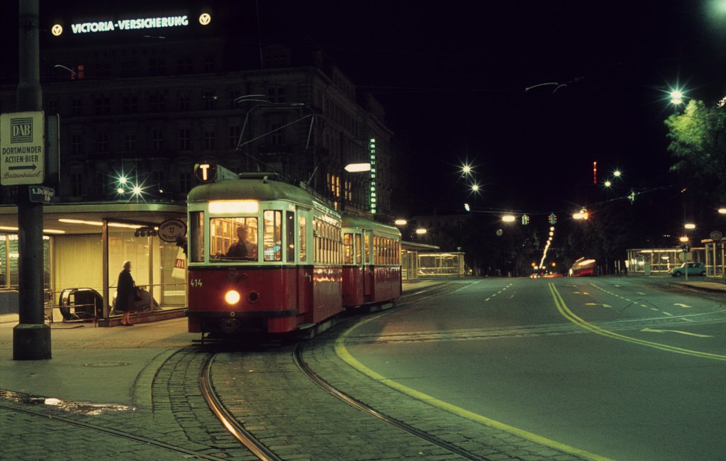 Wien Wiener Stadtwerke-Verkehrsbetriebe (WVB) SL T (T1 414 (Lohnerwerke 1954, UB aus T-414)) I, Innere Stadt, Schottentor im August 1969. - Scan eines Diapositivs.