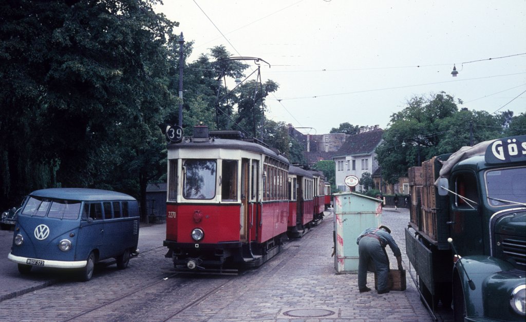 Wien Wiener Stadtwerke-Verkehrsbetriebe (WVB) SL 39 (H2 2270 (unnum. aus H2 2155; Grazer Waggonfabrik 1910)) XIX, Döbling, Sievering (Endstation) am 28. August 1969. - Scan eines Diapositivs.