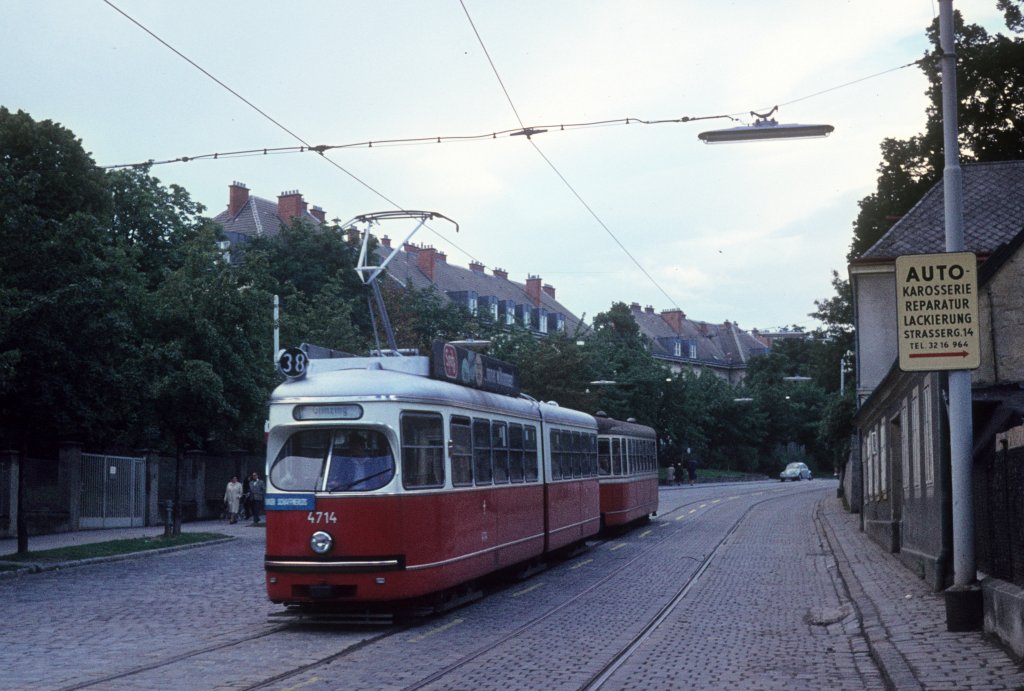 Wien Wiener Stadtwerke-Verkehrsbetriebe (WVB) SL 38 (E1 4714 (SGP 1969)) XIX, Döbling, Grinzing, Grinzinger Allee / Straßergasse am 26. August 1969. - Scan eines Diapositivs.