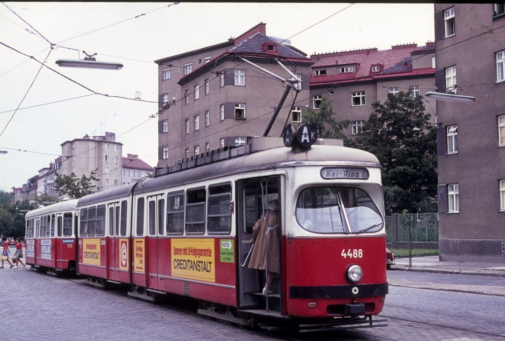 Wien Wiener Stadtwerke-Verkehrsbetriebe (WVB) SL AK (E1 4488 + c3 1213 (Lohnerwerke 1968 bzw. 1961)) II, Leopoldstadt, Elderschplatz am 17. Juli 1974. - Scan eines Diapositivs. Film: AGFA CT 18. Kamera: Minolta SRT-101.