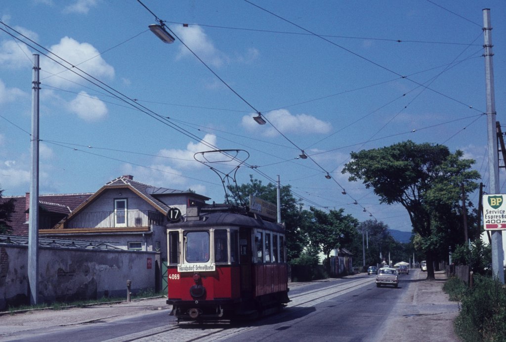 Wien Wiener Stadtwerke-Verkehrsbetriebe (WVB) SL 17 (M 4069 (Simmeringer Waggonfabrik 1928)) XXI, Floridsdorf, Donaufelder Straße am 13. Juni 1971. - Scan eines Diapositivs. Kamera: Minolta SRT-101.