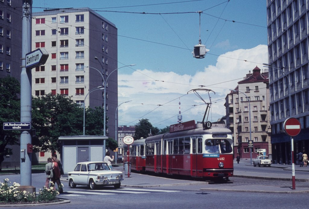 Wien Wiener Stadtwerke-Verkehrsbetriebe (WVB) SL O (E1 4482 (Lohnerwerke 1968)) II, Leopoldstadt, Taborstraße / Nordwestbahnstraße / Am Tabor am 13. Juni 1971. - Scan eines Diapositivs. Kamera: Minolta SRT-101.