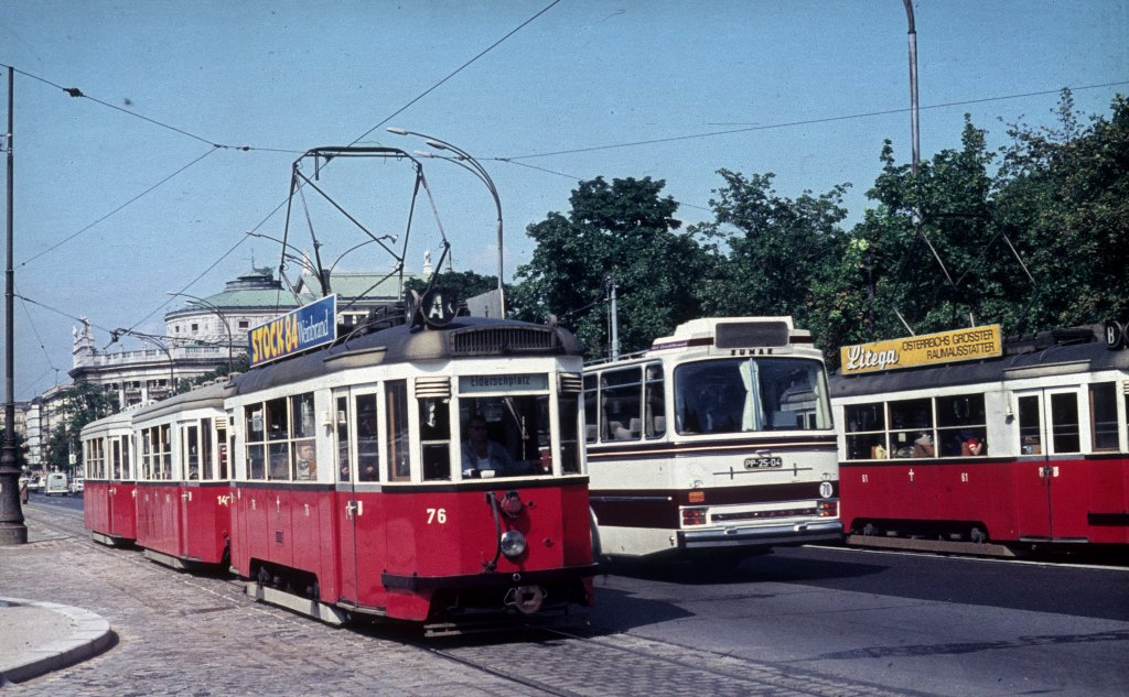 Wien Wiener Stadtwerke-Verkehrsbetriebe (WVB) SL AK (B 76 (SGP 1951)) I, Innere Stadt, Dr.-Karl-Renner-Ring am 31. Juli 1972. - Scan eines Diapositivs. Kamera: Minolta SRT-101.