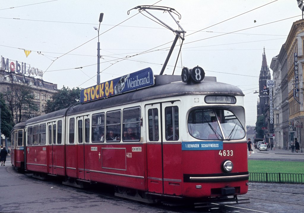 Wien Wiener Stadtwerke-Verkehrsbetriebe (WVB) SL 8 (E1 4633 (SGP 1966)) VI, Mariahilf, Mariahilfer Gürtel / Mariahilfer Straße am 1. August 1972. - Scan eines Diapositivs. Kamera: Minolta SRT-101.