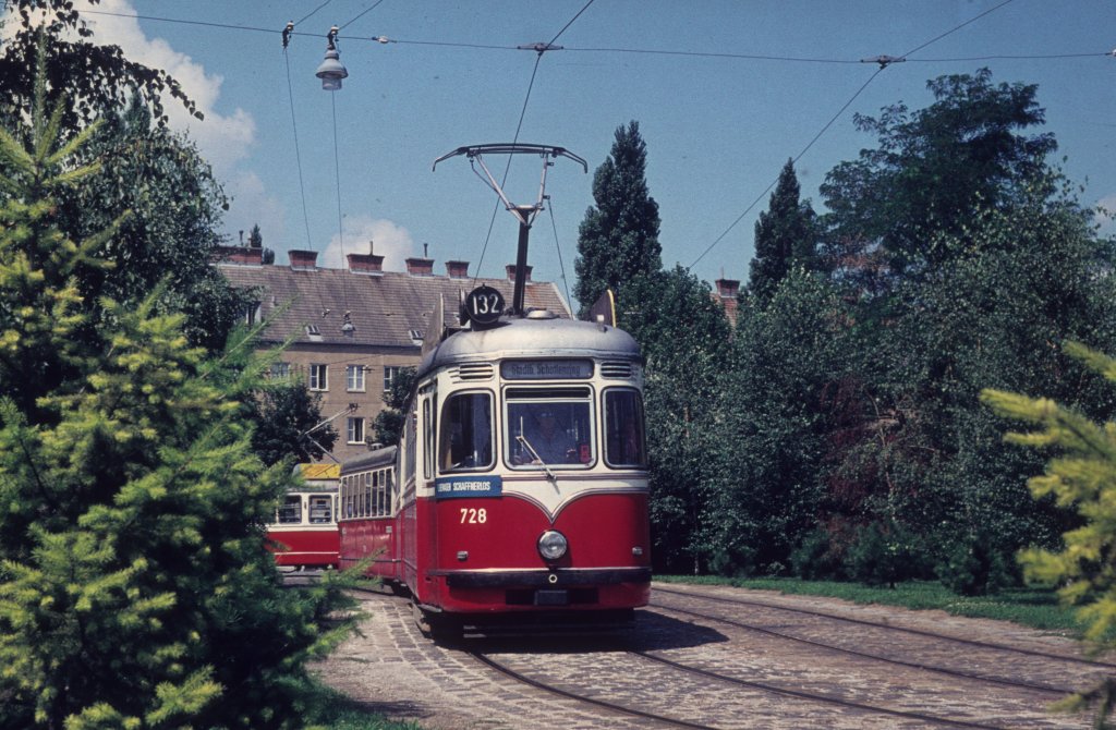 Wien Wiener Stadtwerke-Verkehrsbetriebe (WVB) SL 132 (F 728 (SGP 1964)) XXI, Floridsdorf, Strebersdorf, Edmund-Hawranek-Platz (Endstation) am 2. August 1972. - Scan eines Diapositivs. Kamera: Minolta SRT-101.