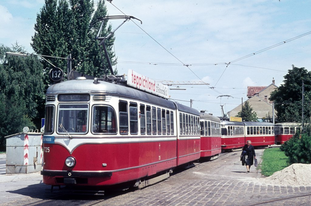 Wien Wiener Stadtwerke-Verkehrsbetriebe (WVB) SL 132 (F 725 (SGP 1963)) XXI, Floridsdorf, Strebersdorf, Edmund-Hawranek-Platz (Endstation, Abfahrtshaltestelle) am 2. August 1972. - Scan eines Diapositivs. Kamera: Minolta SRT-101. 