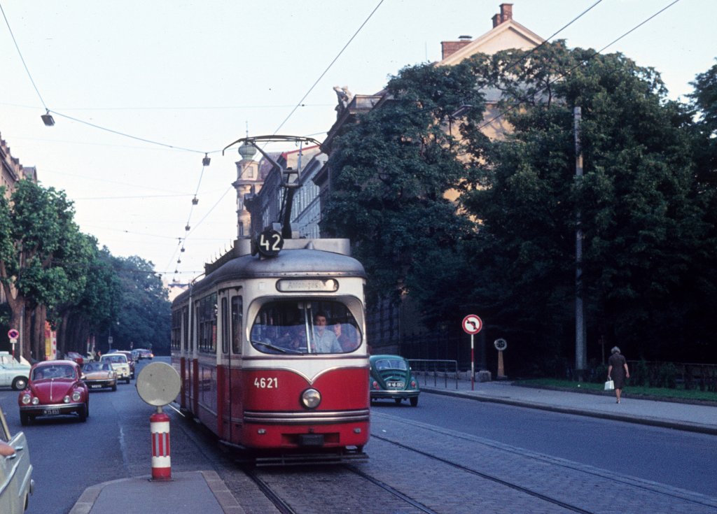 Wien Wiener Stadtwerke-Verkehrsbetriebe (WVB) SL 42 (E 4621 (SGP 1962, 1964 umnumeriert aus E 4461)) IX, Alsergrund, Währinger Straße / Nußdorfer Straße am 1. August 1972. - Scan eines Diapositivs. Kamera: Minolta SRT-101.