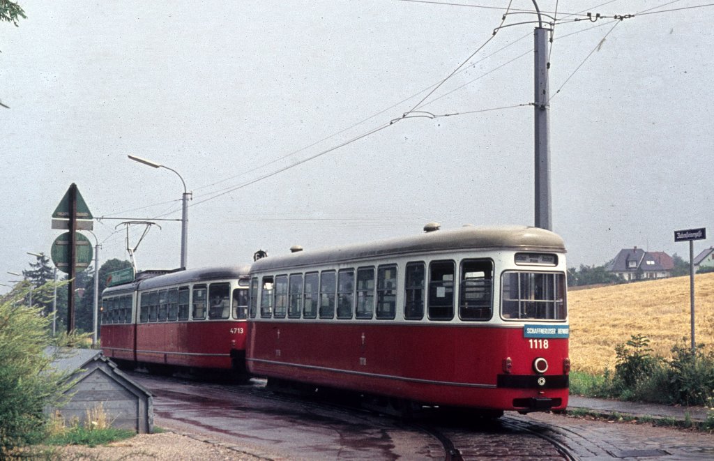 Wien Wiener Stadtwerke-Verkehrsbetriebe (WVB) SL 60 (c3 1118 (Lohnerwerke 1959) + E1 4713 (SGP 1969)) XXIII, Liesing, Rabensteinergasse am 1. August 1972. - Scan eines Diapositivs. Kamera: Minolta SRT-101.