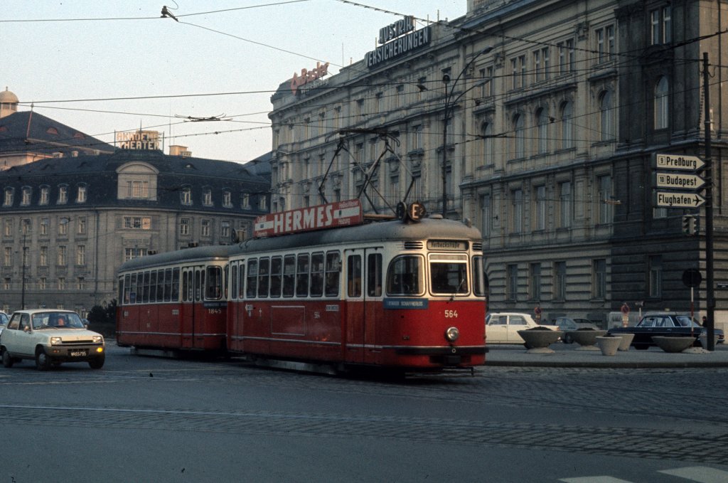 Wien Wiener Stadtwerke-Verkehrsbetriebe (WVB) SL E2 (L4 564 (SGP 1961) + l3 1845 (Karrosseriefabrik Gräf & Stift 1962)) I, Innere Stadt / III Landstraße, Lothringerstraße / Schwarzenbergplatz am 26. Jänner 1974. - Scan eines Diapositivs. Film: Kodak Ektachrome. Kamera: Minolta SRT-101.