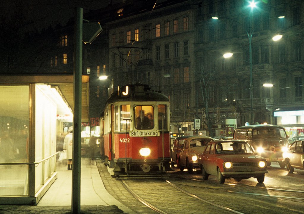 Wien Wiener Stadtwerke-Verkehrsbetriebe (WVB) SL J (M 4022 (Grazer Waggonfabrik 1927)) I, Innere Stadt, Haltestelle Burgring am 29. Jänner 1974. - Scan eines Diapositivs. Film: Kodak Ektachrome, Kamera: Minolta SRT-101.