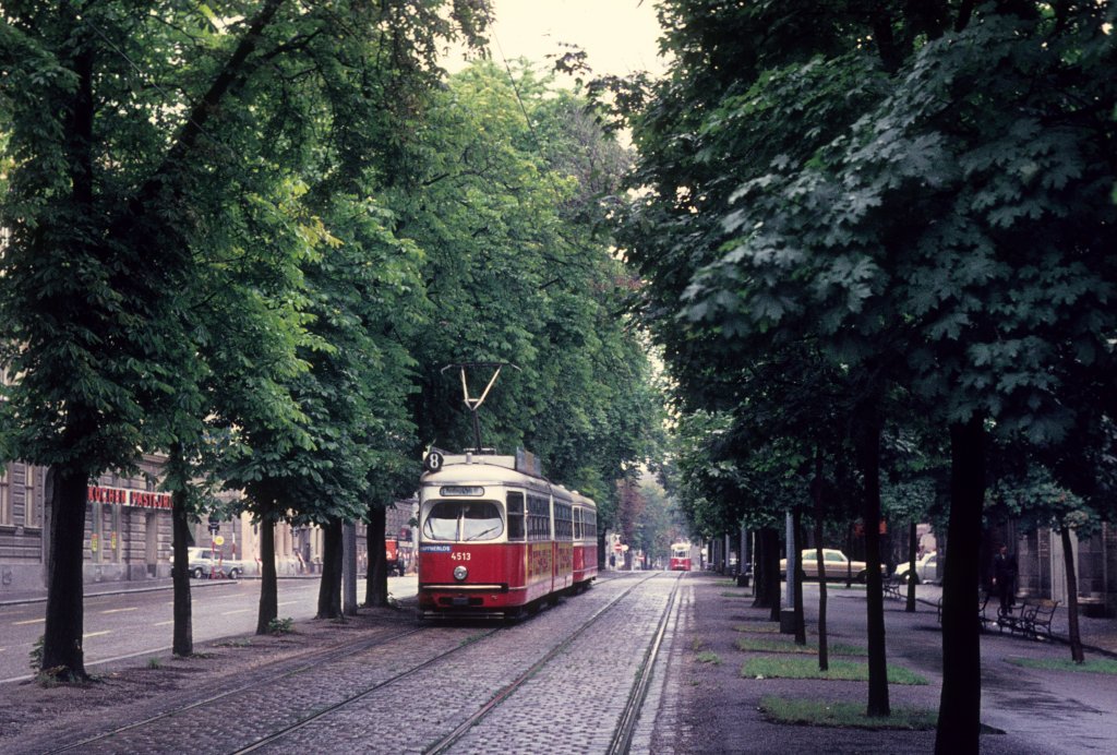 Wien Wiener Stadtwerke-Verkehrsbetriebe (WVB) SL 8 (E1 4513 (Lohnerwerke 1972)) XVII, Hernals, Hernalser Gürtel am 21. Juli 1974. - Scan eines Diapositivs. Film: AGFA CT 18. Kamera: Minolta SRT-101.