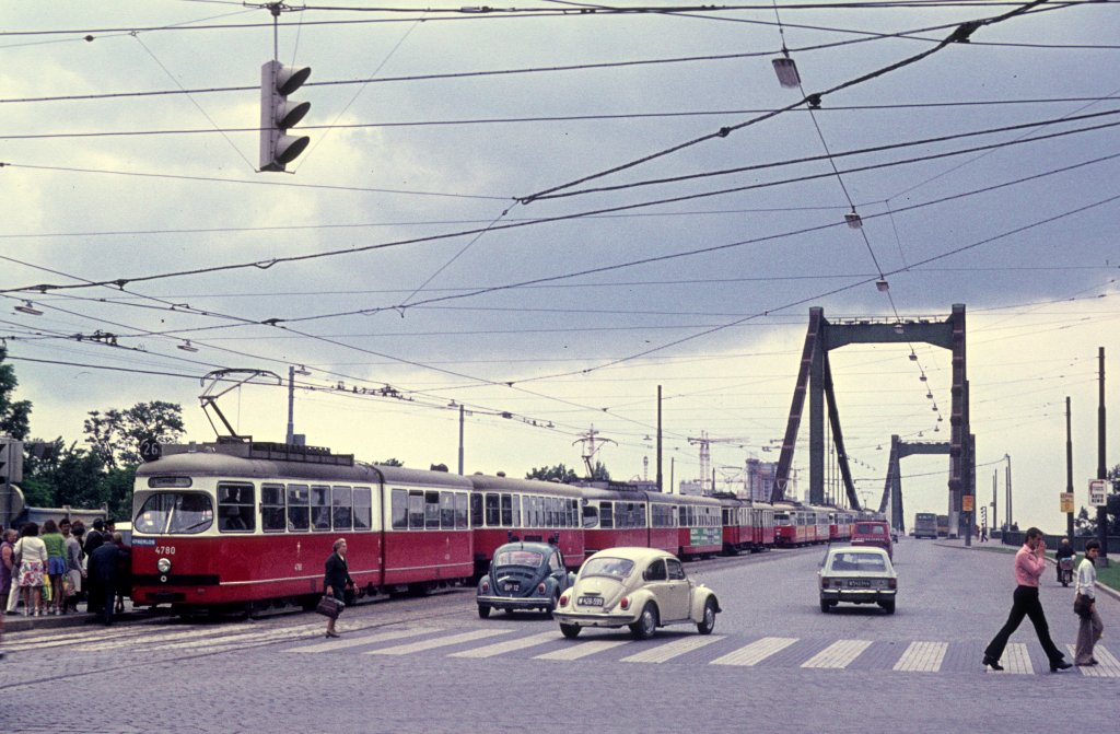 Wien Wiener Stadtwerke-Verkehrsbetriebe (WVB) SL 26 (E1 4780 (SGP 1972)) II, Leopoldstadt, Mexikoplatz / Reichsbrücke am 19. Juli 1974. - Scan eines Diapositivs. Film: AGFA CT 18. Kamera: Minolta SRT-101.