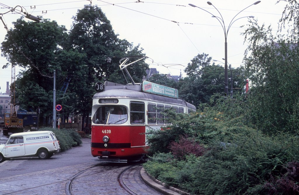 Wien Wiener Stadtwerke-Verkehrsbetriebe (WVB) SL 38 (E1 4639 (SGP 1966)) fährt am 18. Juli 1974 in die obere (ebenerdige) Schleife am Schottentor ein. - Scan eines Diapositivs. Film: AGFA CT 18. Kamera: Minolta SRT-101.