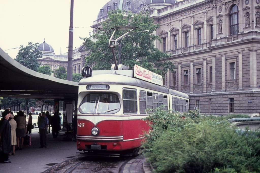 Wien Wiener Stadtwerke-Verkehrsbetriebe (WVB) SL 41 (E 4617 (SGP 1962, ex 4457)) I, Innere Stadt, Schottentor (in der oberen Schleife) am 18. Juli 1974. - Scan eines Diapositivs. Film: AGFA CT 18. Kamera: Minolta SRT-101.