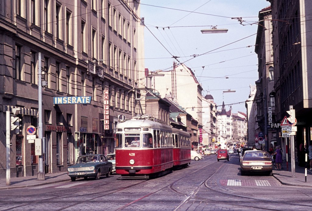 Wien Wiener Stadtwerke-Verkehrsbetriebe (WVB) SL J (T2 428 (Lohnerwerke 1956, Umbau aus T 428)) VIII, Josefstadt, Josefstädter Straße / Lerchenfelder Gürtel am 16. Juli 1974. - In der Blindengasse hält ein Zug der SL 5 an der Haltestelle. - Scan eines Diapositivs. Film: AGFA CT 18. Kamera: Minolta SRT-101.