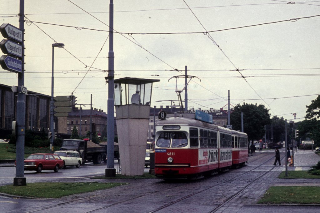 Wien Wiener Stadtwerke-Verkehrsbetriebe (WVB) SL 8 (E1 4811 (SGP 1973)) Mariahilfer Straße / Westbahnhof / Mariahilfer Gürtel am 18. Juli 1974. - Scan eines Diapositivs. Film: AGFA CT 18. Kamera: Minolta SRT-101.