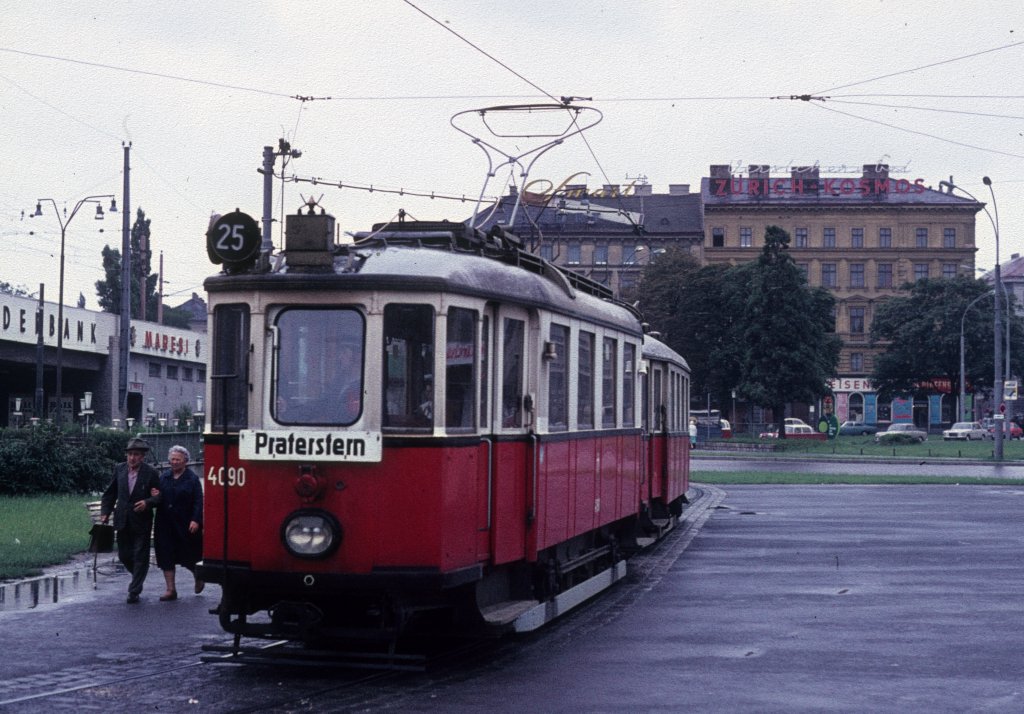 Wien Wiener Stadtwerke-Verkehrsbetriebe (WVB) SL 25 (M 4090 (Lohnerwerke 1929)) II, Leopoldstadt, Praterstern am 18. Juli 1974. - Scan eines Diapositivs. Film: AGFA CT 18. Kamera: Minolta SRT-101.
