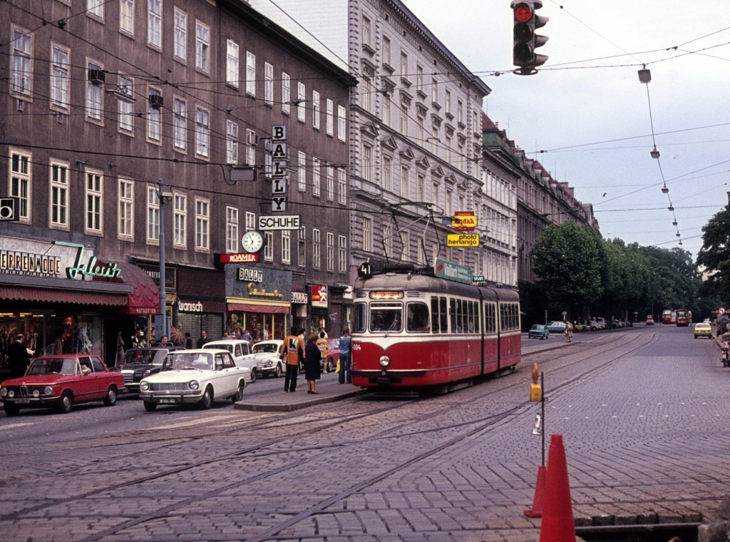 Wien Wiener Stadtwerke-Verkehrsbetriebe (WVB) SL 41 (D1 4304 (Gräf&Stift 1959, Umbau aus n1 5748 und 5817)) IX, Alsergrund, Währinger Straße / Nußdorfer Straße am 18. Juli 1974. - Scan eines Diapositivs. Film: AGFA CT 18. Kamera: Minolta SRT-101.