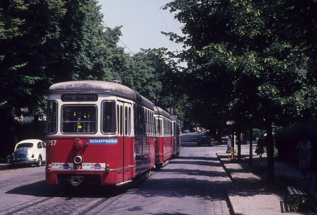 Wien Wiener Stadtwerke-Verkehrsbetriebe (WVB) SL E2 (l3 1757 (Karrosseriefabrik Gräf&Stift 1960)) XVIII, Währing, Gersthof, Herbeckstraße (Endstation) im Juli 1975. - Scan eines Diapositivs. Kamera: Minolta SRT-101.