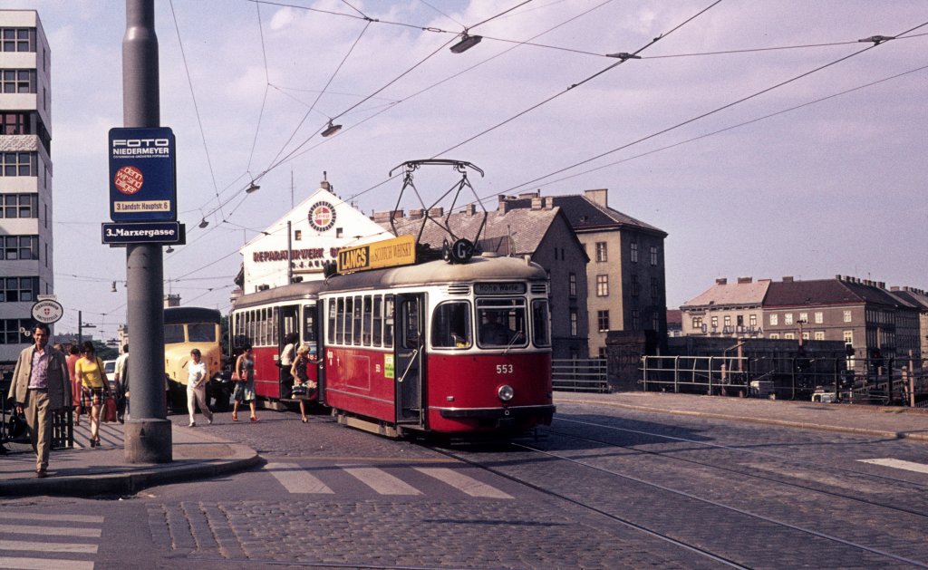 Wien Wiener Stadtwerke-Verkehrsbetriebe (WVB) SL G2 (L(4) 553 (SGP 1961)) III, Landstraße, Große Marxerbrücke / Marxergasse im Juli 1975. - Scan eines Diapositivs. Kamera: Minolta SRT-101.