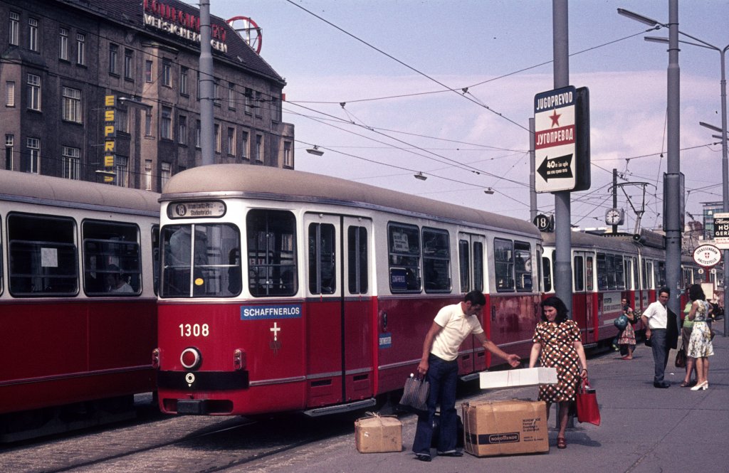 Wien Wiener Stadtwerke-Verkehrsbetriebe (WVB) SL 18 (c4 1308 (Bombardier-Rotax 1974)) Wiedner Gürtel / Südbahnhof im Juli 1975. - Scan eines Diapositivs. Kamera: Minolta SRT-101.