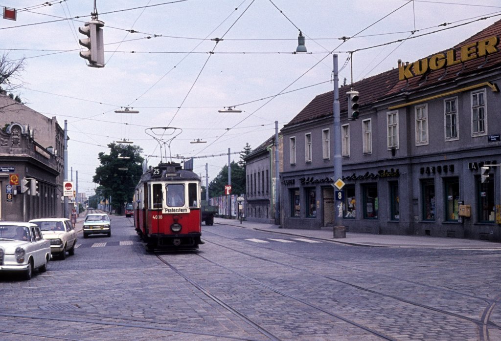 Wien Wiener Stadtwerke-Verkehrsbetriebe (WVB) SL 25 (M 4038 (Simmeringer Waggonfabrik 1928)) XXII, Donaustadt, Kagran, Wagramer Straße / Donaufelder Straße im Juli 1975. - Scan eines Diapositivs. Kamera: Minolta SRT-101.