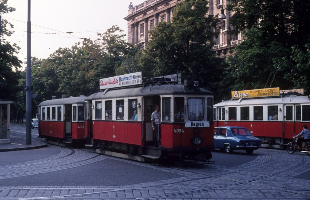Wien Wiener Stadtwerke-Verkehrsbetriebe (WVB) SL 25K (M 4094 (Lohnerwerke 1929) + m3 5236 (Simmeringer Waggonfabrik 1928)) I, Innere Stadt, Ringstraße / Babenbergerstraße im Juli 1975. - Scan eines Diapositivs. Kamera: Minolta SRT-101.