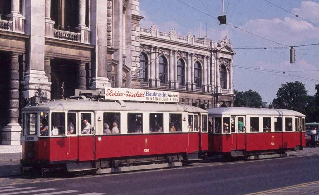 Wien Wiener Stadtwerke-Verkehrsbetriebe (WVB) SL 25R (M 4060 (Simmeringer Waggonfabrik 1928) + m3 5329 (Simmeringer Waggonfabrik 1929)) I, Innere Stadt, Dr.-Karl-Lueger-Ring / Burgtheater im Juli 1975. - Scan eines Diapositivs. Kamera: Minolta SRT-101.