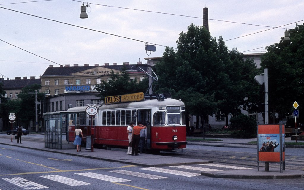 Wien Wiener Stadtwerke-Verkehrsbetriebe (WVB) SL 31/5 (F 748 (SGP 1964)) XX, Brigittenau, Höchstädtplatz im Juli 1975. - Scan eines Diapositivs. Kamera: Minolta SRT-101.