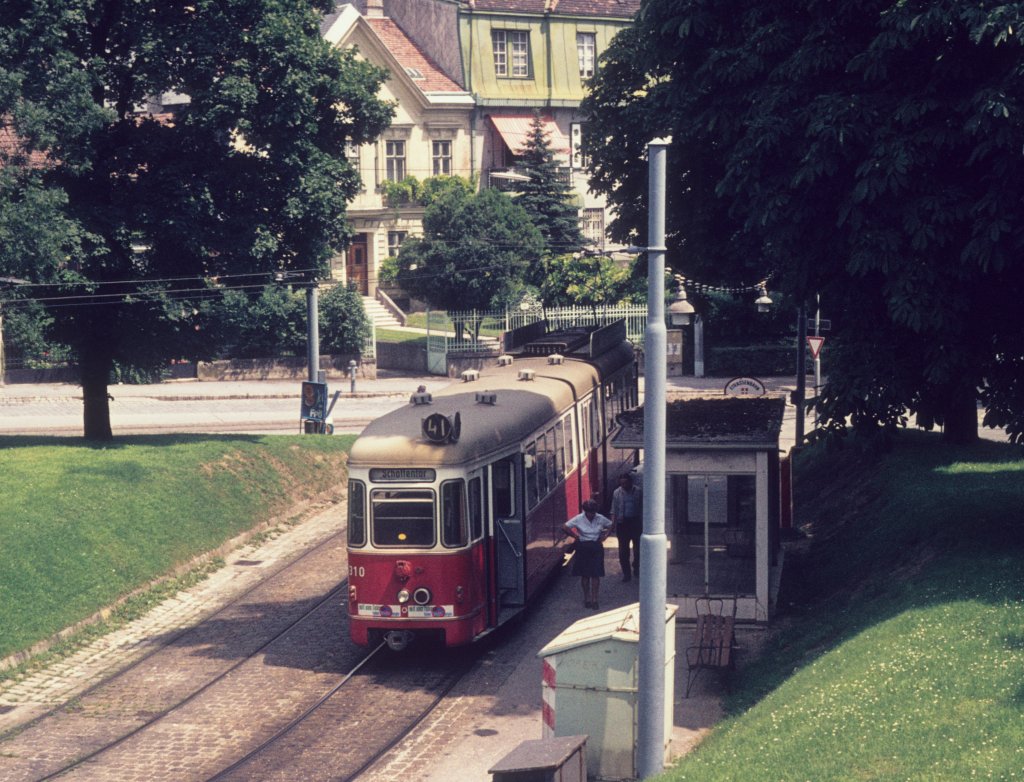 Wien Wiener Stadtwerke-Verkehrsbetriebe (WVB) SL 41 (D1 4310 (Karrosseriefabrik Gräf & Stift 1960)) XVIII, Währing, Pötzleinsdorf, Pötzleinsdorfer Straße / Schafberggasse im Juli 1975. - Scan eines Diapositivs. Kamera: Minolta SRT-101.