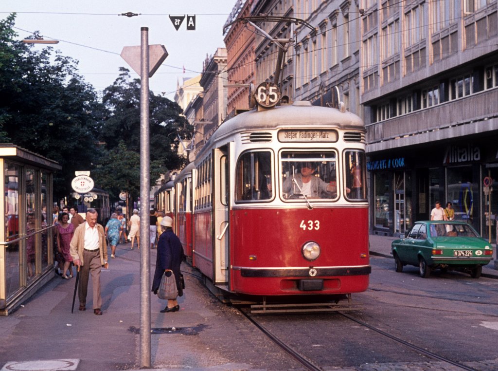 Wien Wiener Stadtwerke-Verkehrsbetriebe (WVB) SL 65 (T2 433 (Lohnerwerke 1956)) I, Innere Stadt, Kärntner Ring / Kärntner Straße im Juli 1975. - Scan eines Diapositivs.
