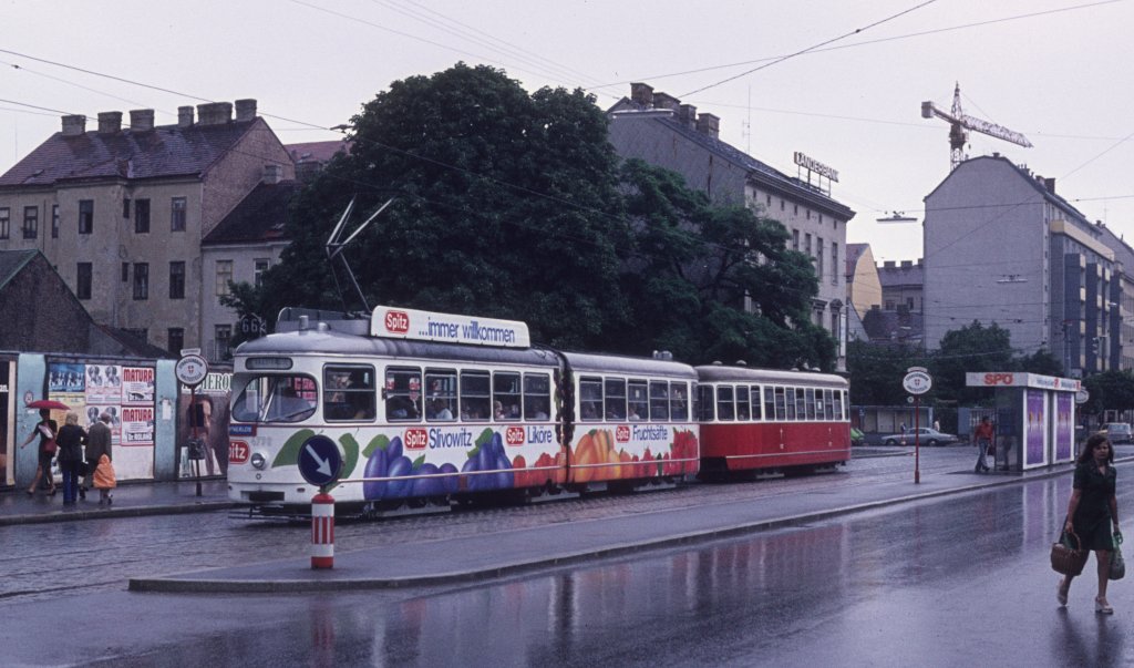 Wien Wiener Stadtwerke-Verkehrsbetriebe (WVB) SL 66 (E1 4738 (SGP 1971)) X, Favoriten, Troststraße im Juli 1975. - Scan eines Diapositivs.