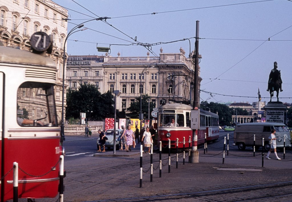 Wien Wiener Stadtwerke-Verkehrsbetriebe (WVB) SL 71 (C1 110 (SGP 1955))) I, Innere Stadt, Schwarzenbergplatz im Juli 1975. - Der Platz hat seinen Namen nach dem Sieger über Napoleon in der Völkerschlacht von Leipzig 1813, Karl Philipp Schwarzenberg, dessen Standbild rechts auf dem Foto zu sehen ist. - Im Hintergrund ahnt man den Hochstrahlbrunnen, ein Monument für die Fertigstellung der Ersten Wiener Hochwasserleitung im Jahre 1873, und das Befreiungsdenkmal mit dem unbekannten russischen Soldaten. - Darüber hinaus gibt es einige Stadtpalais (Architekten: Heinrich Ferstel, Johann Romano und August Schwendenwein) aus dem 18. Jh auf diesem Platz. - Scan eines Diapositivs. Kamera: Minolta SRT-101.