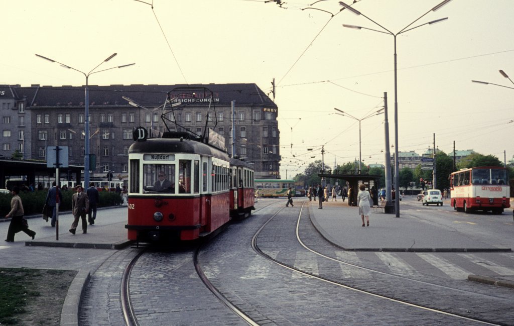 Wien Wiener Stadtwerke-Verkehrsbetriebe (WVB) SL D (T1 402 + m) III, Landstraße / X, Favoriten, Arsenalstraße / Südbahnhof (Ankunftshaltestelle) am 3. Mai 1976. - Der Tw T1 402 wurde 1954 von den Lohnerwerken in Wien-Floridsdorf hergestellt. - Scan eines Diapositivs. Kamera: Leica CL.