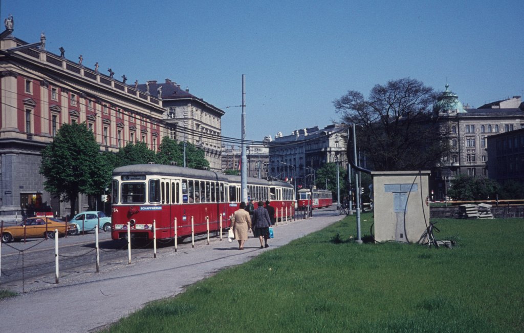 Wien Wiener Stadtwerke-Verkehrsbetriebe (WVB) SL E2 (l 1764 (Karrosseriefabrik Gräf&Stift 1961)) I, Innere Stadt / IV, Wieden, Karlsplatz am 1. Mai 1976. - Links ein Teil des Musikvereingebäudes. - Scan eines Diapositivs. Kamera: Leica CL.
  
