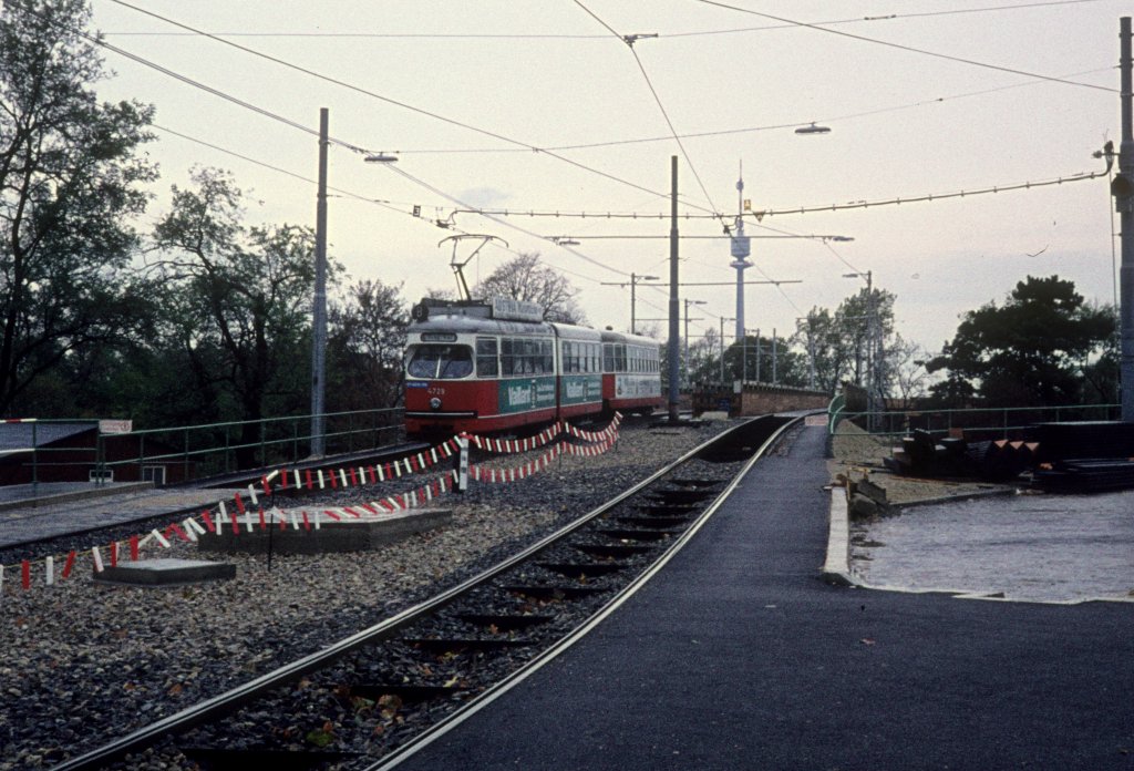 Wien Wiener Stadtwerke-Verkehrsbetriebe (WVB) SL B: Der E1 4728 (SGP 1969) in Richtung Ring-Kai nähert sich am 31. Oktober 1976 dem Mexikoplatz, nachdem er die Reichsbrücke-Notbrücke über der Donau und dem Handelskai verlassen hat. - Scan eines Diapositivs. Film: Kodak Ektachrome. Kamera: Leica CL.  