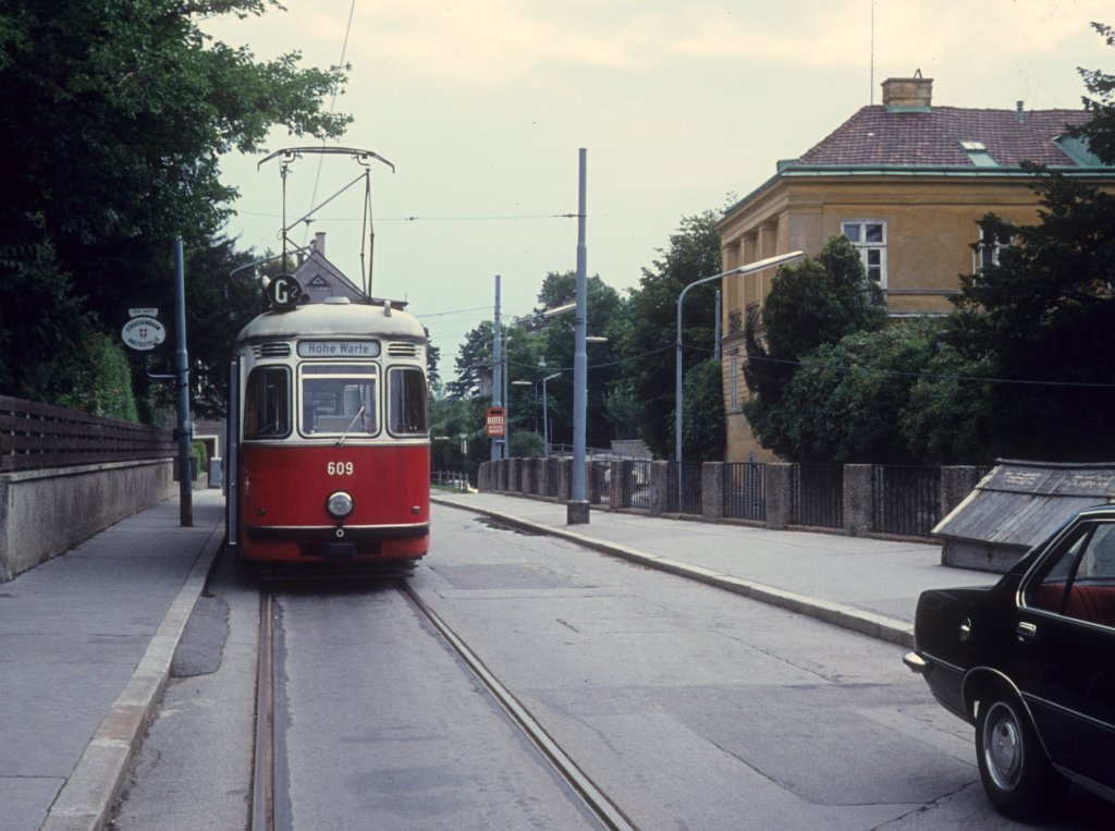 Wien Wiener Stadtwerke-Verkehrsbetriebe (WVB) SL G2 (L4 609 (SGP 1961)) XIX, Döbling, Heilingenstadt, Wollergasse / Hohe Warte im Juli 1977. - Scan eines Diapositivs. Kamera: Leica CL.