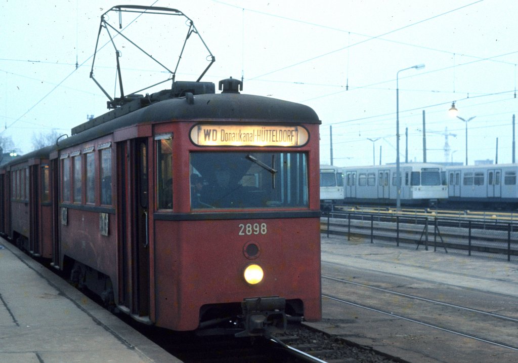 Wien Wiener Stadtwerke-Verkehrsbetriebe (WVB) Stadtbahnlinie WD (N1 2898 (SGP 1954, Umbau aus N 2751)) XIX, Döbling, Heiligenstadt am 30. Jänner 1974. - Scan eines Diapositivs. Film: Kodak Ektachrome. Kamera: Minolta SRT-101. 