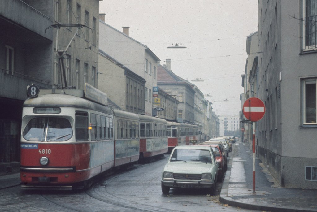 Wien Wiener Statdtwerke-Verkehrsbetriebe (WVB) SL 8 (E1 4810 (SGP 1973)) XII, Meidling,  Murlingengasse / Dörfelstraße am 2. November 1975. - Scan eines Diapositivs. Film: Kodak H.S. Ektachrome. Kamera: Minolta SRT-101.
