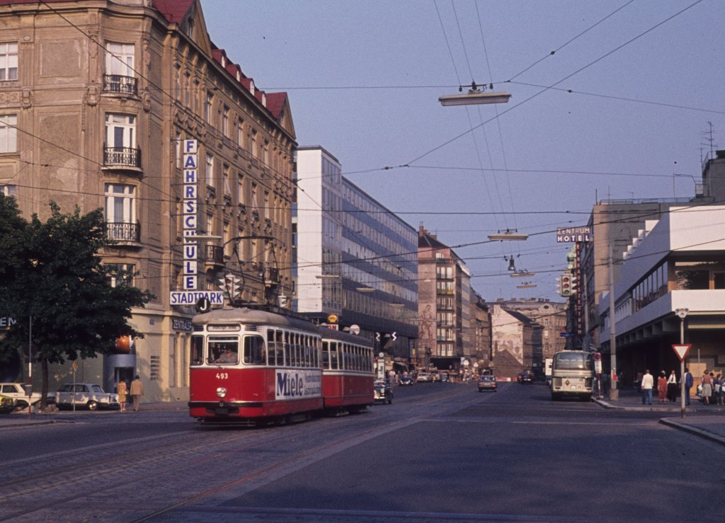 Wien Wiener Statdtwerke-Verkehrsbetriebe (WVB) SL J (L3 493 (Lohnerwerke 1959)) I, Innere Stadt, Stubenbrücke (Weiskirchnerstraße / Vordere Zollamtsstraße) im Juli 1975. - Scan eines Diapositivs. Kamera: Minolta SRT-101.